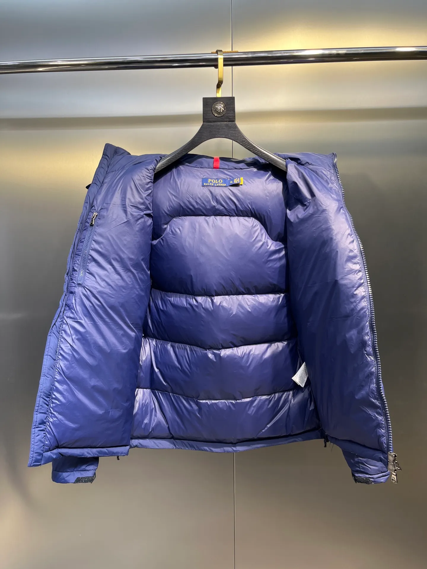 P980 Ralph Lauren polo unisex matte down jacket. Ralph is going crazy this year. The upper body fabric of major internet celebrities has a double-layer shin feel, which is full of weight! It's not as heavy as a regular jacket, and the ordinary cotton material feels really different. This one is super comfortable, soft and stylish, and has a green plaid interior that has a retro movie fashion feel! ✅Original custom-made 40D plaid four-level waterproof fabric, waterproof and anti-static fabric, exclusively using the original single-layer fabric method. The use of single-layer fabric has tested that the fabric and down must meet the standards to prevent velvet running, and ensure the feel and bulkiness. The interior is made of nylon double-layer sealing design, which will not cause any velvet running phenomenon. The adjustable hem with built-in drawstring buckle can prevent wind and cold. ✅ Silhouette jacket The upper body shape is super good, and the LOGO design on the chest is prominent. It is a style highly recommended by foreign bloggers. ✅Original original data layout, coordinated, loose, warm, fashionable, real original internal data, tolerant version. ✅Imported Behringer embroidery machine, custom-made 10,000-needle electric embroidery, using imported No. 7 needles, imported embroidery thread, ensuring that each word is full, three-dimensional and clear, and can be called the most expensive embroidery logo. ✅It is filled with national standard 80% white duck down, which has better thermal insulation performance, is light and not heavy, and has good fluff recovery after compression! ✅RDS certified high-quality 700 high fluffy white duck down filling ✅The zipper is customized from the Yoshida RL factory, with clear engravings and perfect and smooth texture ✅Accessories and buttons are all developed using the original version The fit is loose but not baggy. The size is just right and not picky. The dropped shoulder design modifies the shoulders without making them look bulky. This silhouette is a style that will never go out of style. The upper body is also very durable and recognizable. The loose and reasonable fit can be worn by both men and women. It is easy to create a clean and refreshing youthful look. Size: S M L XL XXL